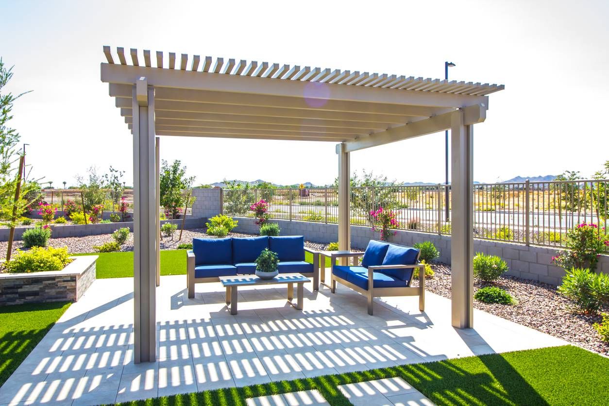 Terrasse carrelée avec pergola